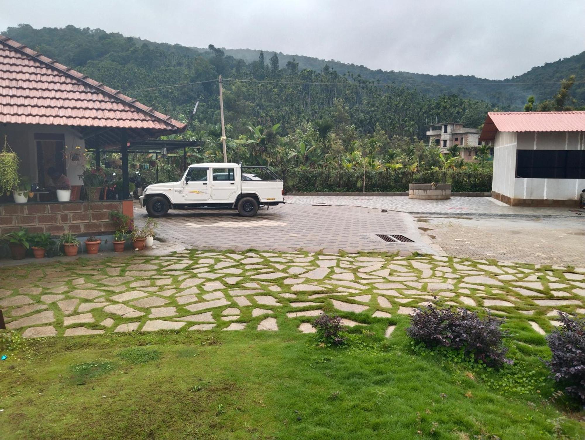 Nature Valley Near Annapoorneshwari Temple Homestay Kalasa